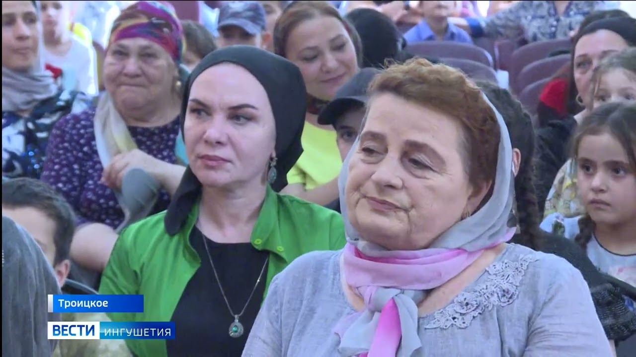 Новой концертной программой порадовали односельчан танцоры ансамбля «Сийг»