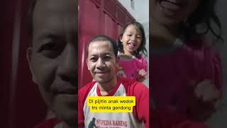 Download lagu Bukan bahagia yang membuat kita bersyukur, tapi rasa syukur yang membuat kita bahagia. mp3