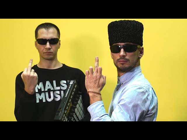 Нурбәк Батулла бармак күрсәтеп татарчага өйрәтә