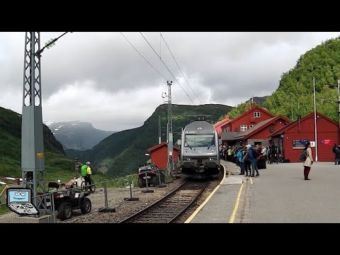 Myrdal mit/med Flåmbahn (Flåmsbanen), Lokaltog (BM 69) und Regiontog (El 18)