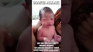 Download lagu Masya Alloh Bayi yg baru lahir Bukanya Menangis Tp Langsung Mengangkat tangan Seperti Berdo'a mp3