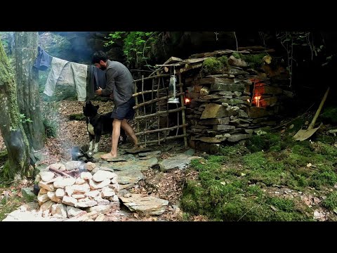 VOLLSTÄNDIGES VIDEO: 7 Tage Solo-Bushcraft-Camping bei starkem Regen – Aufbau des Survival 3 Shelter