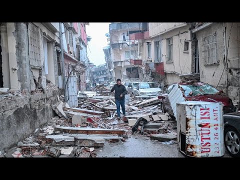 "أسمع صوتها من تحت الركام".. السكان في مدينة هاتاي التركية ينتظرون فرق الإنقاذ.. مشاهد تفطر القلوب