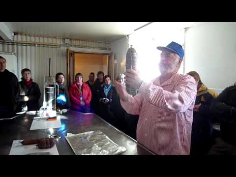 Sivert Rosenholm snackar chark inför en grupp mathantverkare.