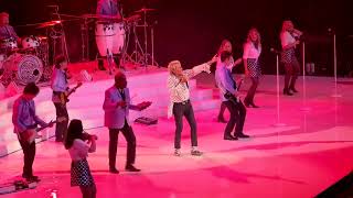 Rod Stewart: Rollin' &amp; Tumblin' in Uncasville. Video by Donna Erichsen