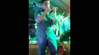 Alfredo Olivas con mariachi