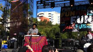 Toro y Moi- Blessa (live)