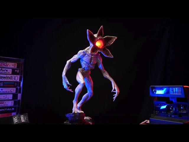 Vídeo relacionado con Lampara Stranger Things Bad To the Bone - Lampara Escritorio Gaming o de Mesita de Noche con Luz Led 16x24cm | Pilas o Cable (Incluido); Decoracion Habitacion Gamer; Stranger things Merchandising