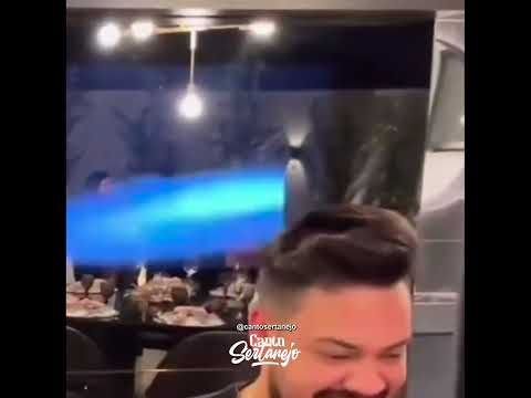 Naessa, Ícaro e Gilmar e Bruno do Bruno e Marrone em resenha cantando 'Sonho Por Sonho'