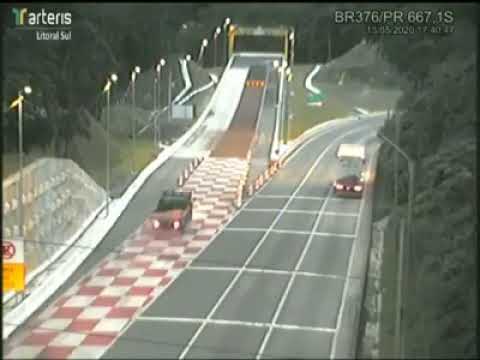 Caminhão fica sem freios na Serra BR 376