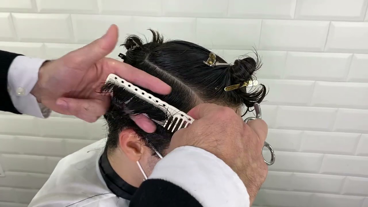 Watch Now Men's Haircut for Curly Hair - Come lavorare su un taglio riccio Men's Haircut for Curly Hair - Come lavorare su un taglio riccio