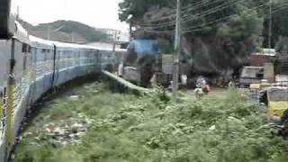 preview picture of video 'MV01 - Cholan Express entering Tiruppadiripuliyur'
