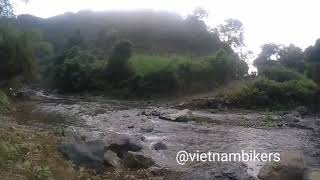 preview picture of video 'Vietnam Motorbike Tours - river crossing'