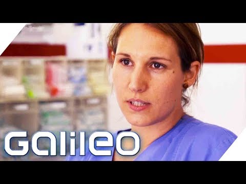 "Is the pay fair?" 10 Questions for a Nurse | Galileo | ProSieben