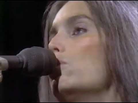 EMMYLOU HARRIS..."GOLDEN OLDIES MEDLEY!"...AUSTIN CITY LIMITS 1982