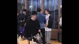 Download lagu Bobby sharing his snack with Yunho, they so cute lol #ikon #ateez #yunho #bobby #shorts mp3