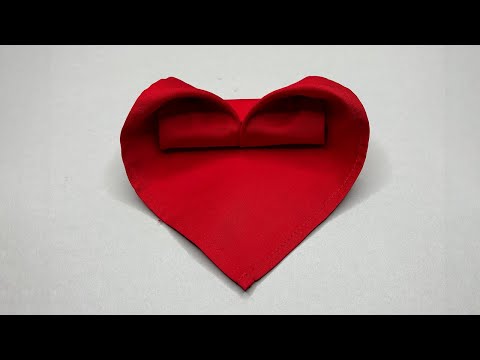 Romantische DIY-Idee: Herz aus roter Stoffserviette falten! 💕🌹✨