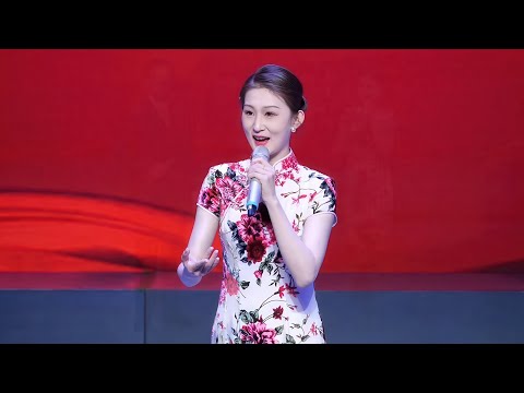 Τελετή αποφοίτησης του 2025 στη National Academy of Chinese Theatre Arts [Εθνική Ακαδημία Κινεζικών Θεατρικών Τεχνών] του Πεκίνου, με τον θεματικό τίτλο «戏舞风华» ["Η χάρη του θεάτρου και του χορού"]. Οι απόφοιτοι και οι απόφοιτες παρουσιάζουν σκηνές, χορευτικά και φωνητικά μέρη από το ρεπερτόριο που διδάχθηκαν. Η δημόσια παράσταση κλείνει τον κύκλο σπουδών και λειτουργεί ως πρώτη επαγγελματική εμφάνιση, όπως και οι διπλωματικές εξετάσεις των ελληνικών δραματικών σχολών.