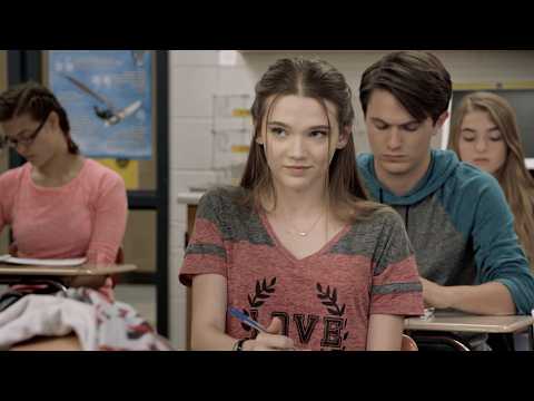 L’étudiant le plus célèbre et le plus beau de l’école tombe amoureux d’une orpheline