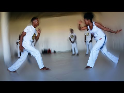 MULHER BRASILEIRA NA RODA DE CAPOEIRA AFRICANA Senzala de Capoeira Moçambique | calton pedro