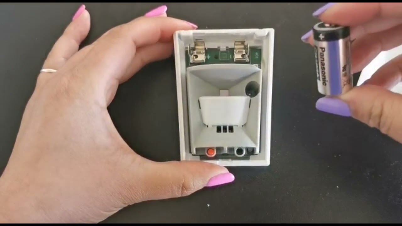 How do I replace the battery for my motion detector (Gen 2)?