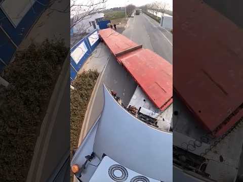 When the truck turned too much, no one expected this