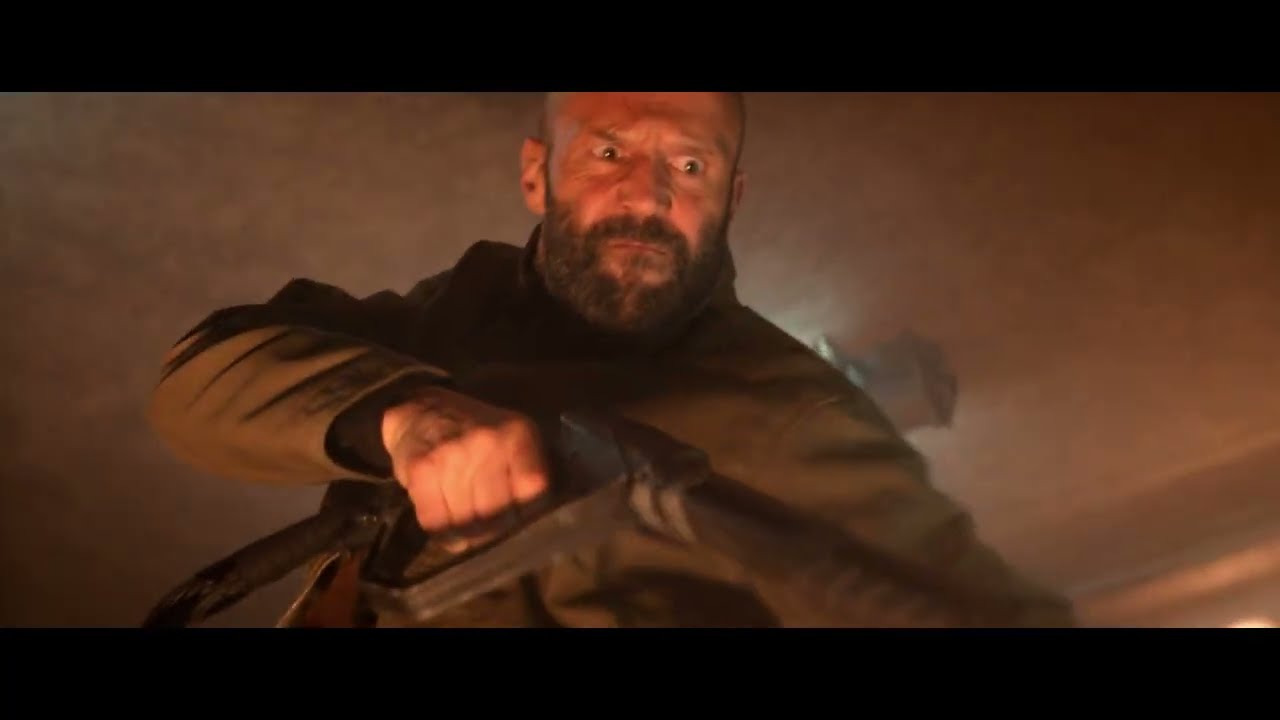 Джейсон Стейтем зі зброєю в кадрі з тизер-трейлера «Бджоляр 2»