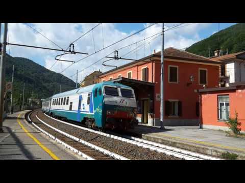 REGIONALE IN TRANSITO IN STAZIONE A ISOLA DEL CANTONE.(GE) 13 - 7 - 2016
