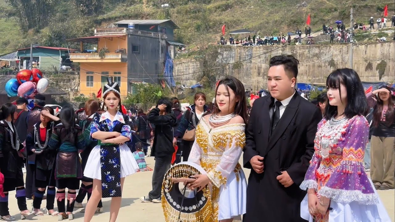In the northern Sapa tourist area, the Hmong people also have a lively Flower Mountain Festival |...
