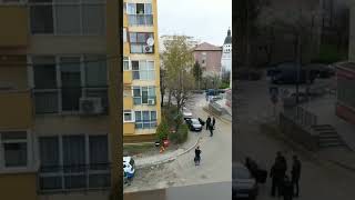 VIDEO FOTO Mașina folosită la jaful de la benzinăria din Cristian, găsită abandonată pe strada Iorga 1 video