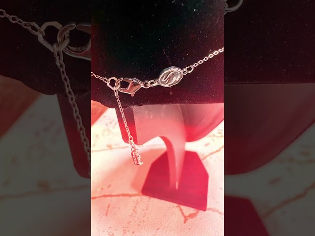 Vídeo relacionado con Swarovski Colgante Bella V, Colgante en Forma de V con un Cristal Central Rosa Engastado en Metal con Baño de Rodio y una Flor en Pavé, Talla redonda, Rosa, Baño de Rodio