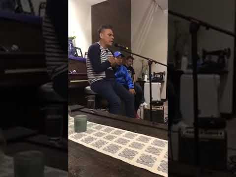 Julio Melgar, hermosa ministración desde lo íntimo, en su hogar!