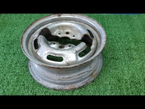 Ein Heimwerker hat aus einem Autorad ein schickes, selbstgebasteltes Kunstwerk gemacht.