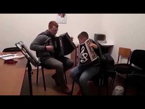 Kad se dvije harmonike svađaju!-cfbVS/CisFisH