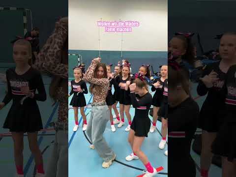 Den Kommentar mit 0 Likes werde ich zurück folgen ❤️ #dance #silvanaqsj #outfit #shortsvideo