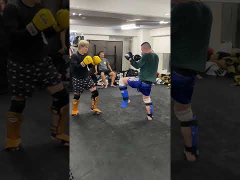 #膝蹴り #ko #テンカオ #ボディーブロー #ミドルキック #三日月蹴り #バックスピンキック #バックスピン #スパーリング #キックボクシング #キックボクシングジム #格闘技 #ダウン