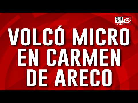 Volcó un micro en Carmen de Areco: hay personas heridas y atrapadas entre los fierros