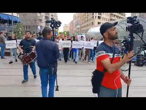 Մի խումբ ցուցարարներ մոտենում են Օպերայի բակ, որտեղ սպասում են Փաշինյանին