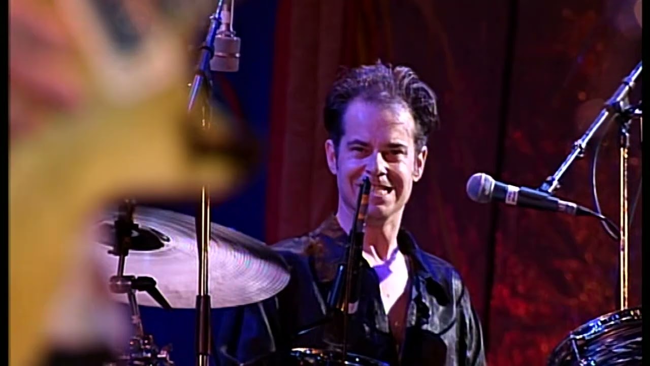 Crowded House - Don't Dream It's Over (Live 1996 Sydney) HD - YouTube