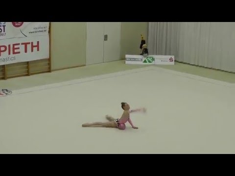 Emeli Erbes mit dem Ball JLK 13