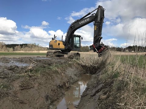 Ditching with the Volvo EC180DL