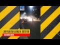 Carro pegando fogo na avenida Eng. Roberto Freire