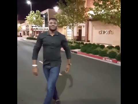 Francis Ngannou e Conor McGregor comparando boxe sombra