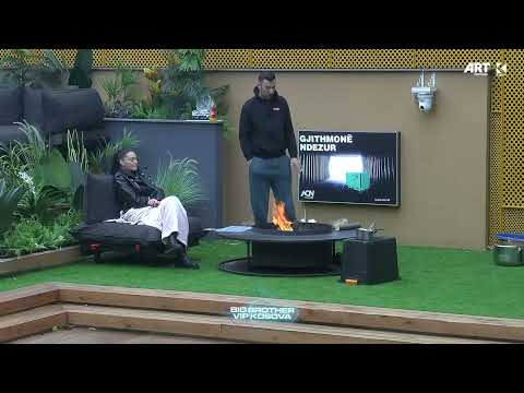 Banorët ndezin zjarrin dhe shijojnë ditën në oborr