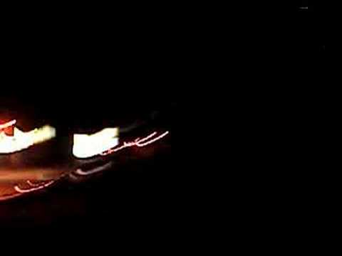 Attardé qui traverse la rue