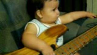 preview picture of video 'mi hija blanquita tocando el bajo y los bongos'