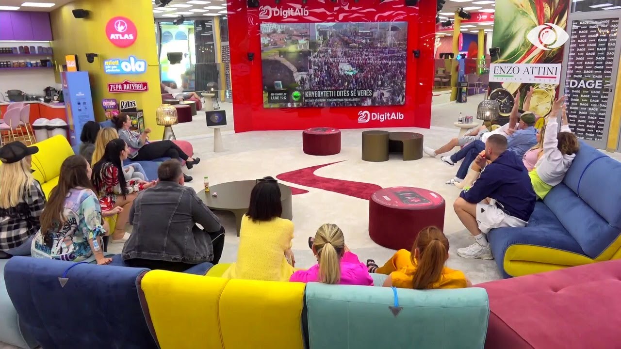 Dita e Verës, banorët shohin në monitor pamje nga atmosfera festive në vend