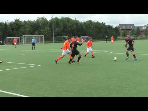 21 mei 2022 VV De Meern 2 - Loosdrecht 2 com 3-5 Jurren wordt gevloerd, Junior benut penalty (1-0)