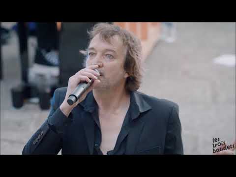 CALI : Hommage à Jacques Higelin lors d'un concert aux arènes de Montmartre.