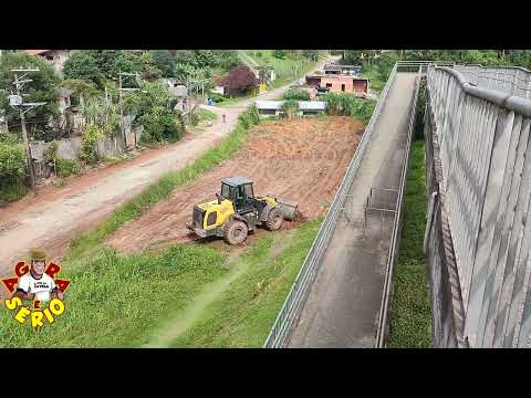 PÁ CARREGADEIRA TRABALHANDO COM FORÇA AO LADO DA PASSARELA DO 72